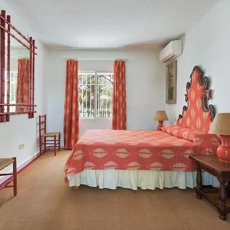 Вилла Luxurious By The Sea *