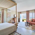 Villa Luxurious By The Sea