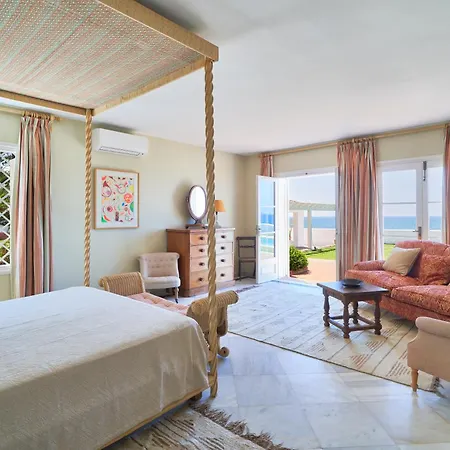 Villa Luxurious By The Sea
